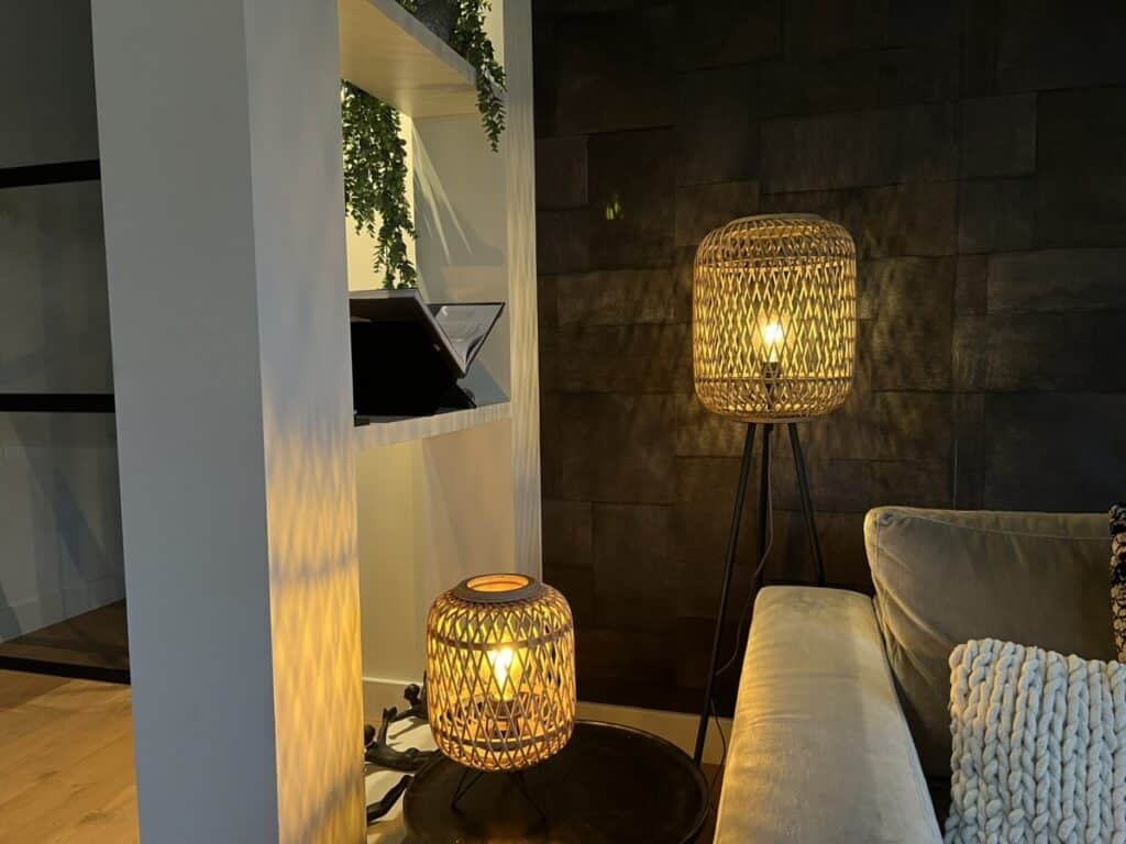 Houten vloerlamp en tafellamp. Hoe breng je sfeer in huis met verlichting?
