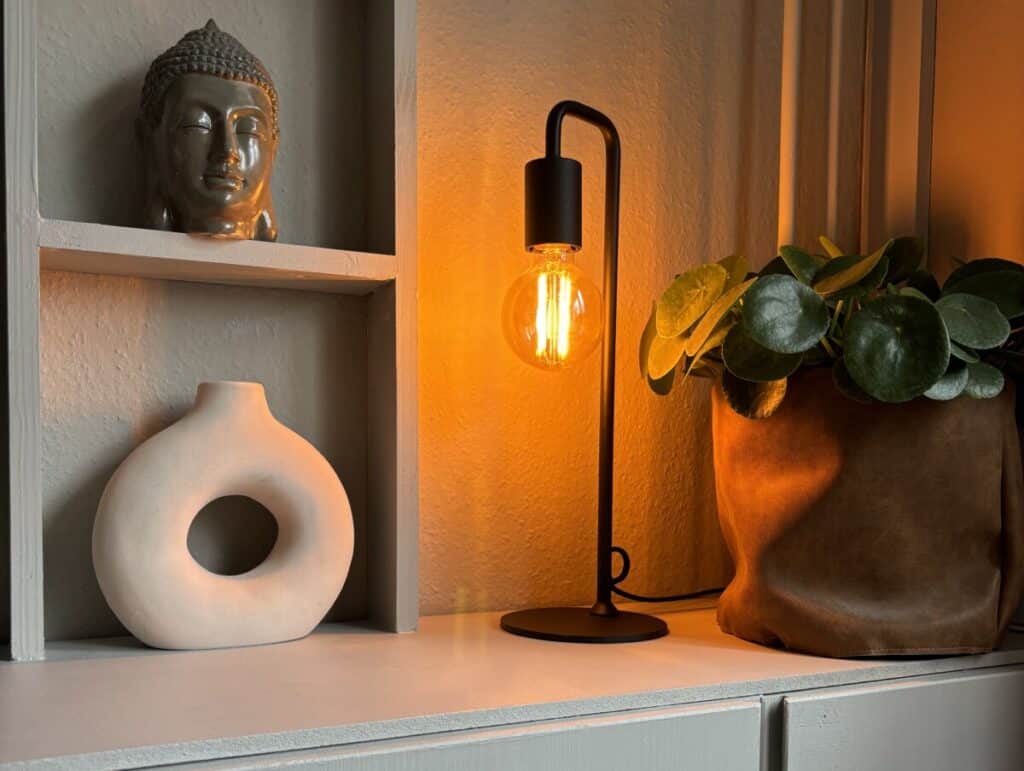Basic tafellamp. Hoe breng je sfeer in huis met verlichting?