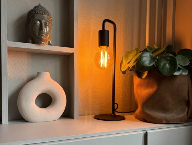 Basic tafellamp. Hoe breng je sfeer in huis met verlichting?
