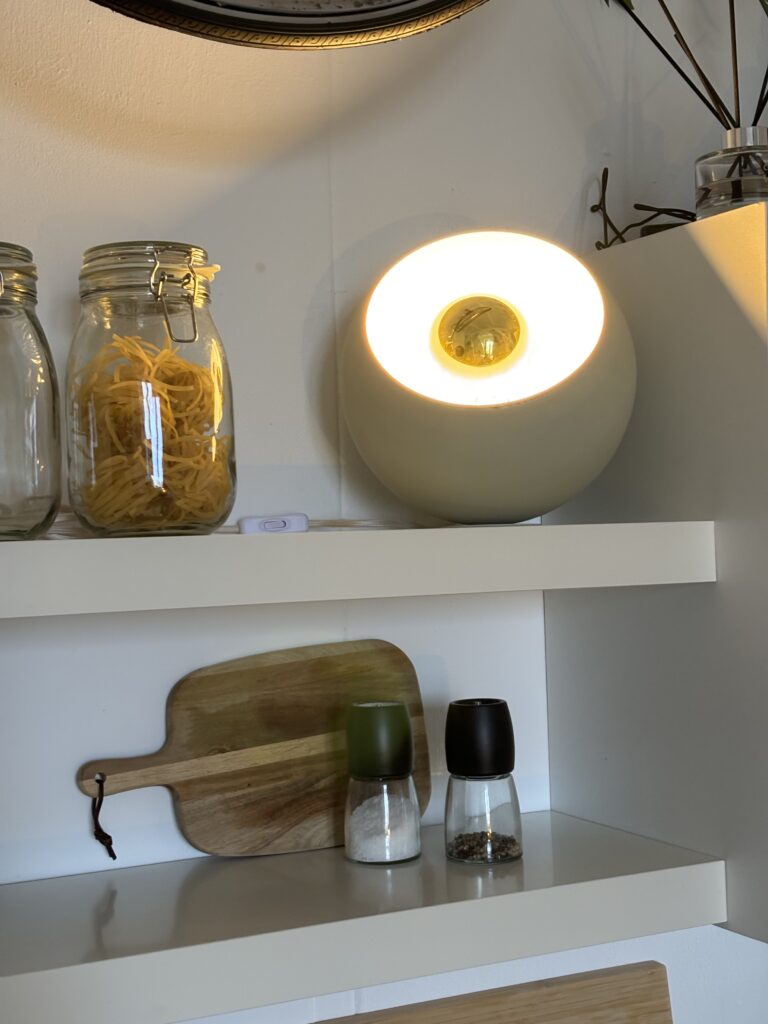 Lichte woonkamer met zomerse verlichting, zachte kleuren en Chericoni tafellamp